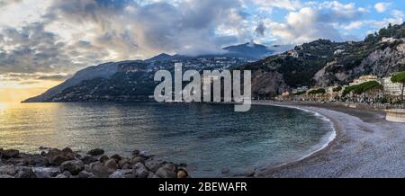 Vue panoramique sur la plage de Maiori au coucher du soleil. Maiori est une station balnéaire populaire sur la côte amalfitaine, Campanie, Italie Banque D'Images