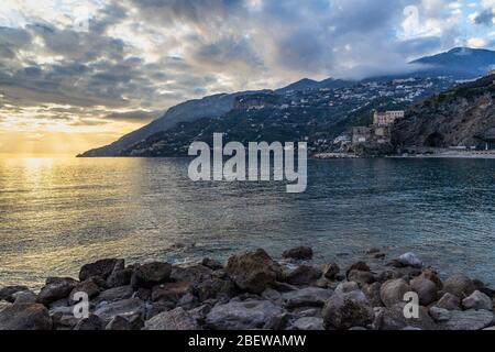 Coucher de soleil à Maiori, une station balnéaire populaire sur la côte amalfitaine, Campanie, Italie Banque D'Images