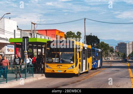 SANTIAGO, CHILI - OCTOBRE 2017: Un bus Transantiago dans le centre de Santiago Banque D'Images