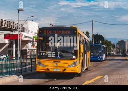 SANTIAGO, CHILI - OCTOBRE 2017: Un bus Transantiago dans le centre de Santiago Banque D'Images