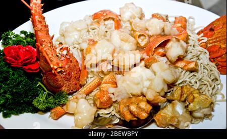 Délicieux plats et plats de homard oriental Banque D'Images