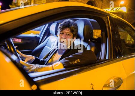 10 avril 2020, Hessen, Francfort-sur-le-Main: Ahmed Mansoor, chauffeur de taxi, est assis dans son véhicule et porte un respirateur. La crise de Corona frappe durement les entreprises de taxis, de nombreux entrepreneurs craignent pour leur existence. Les ventes de chauffeurs de taxi individuels auraient chuté d'environ 90 %. (À dpa 'Association de taxi craint l'insolvabilité à la suite de la pandémie de Corona') photo: Andreas Arnold/dpa Banque D'Images