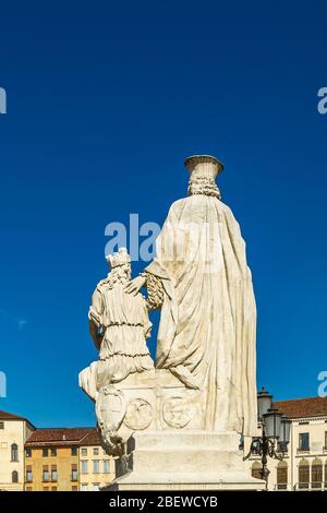 PADOUE, ITALIE - 23 FÉVRIER 2019 : la lumière du soleil éclaire les statues de la place Prato della Valle à Padoue Banque D'Images