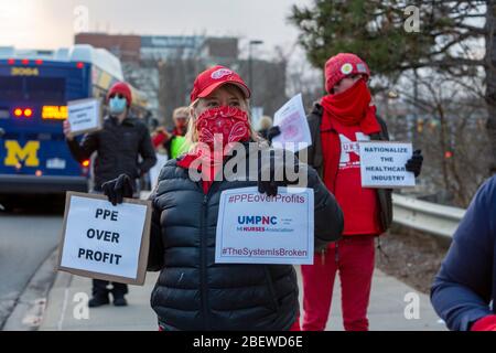 Ann Arbor, Michigan, États-Unis. 15 avril 2020. Les travailleurs de la santé de l'Université du Michigan se joignent aux syndicats d'infirmières de tout le pays dans le cadre d'une Journée nationale d'action sur la pandémie de coronavirus. Ils ont appelé à un personnel sûr et à un équipement de protection individuelle adéquat. Crédit: Jim West/Alay Live News Banque D'Images