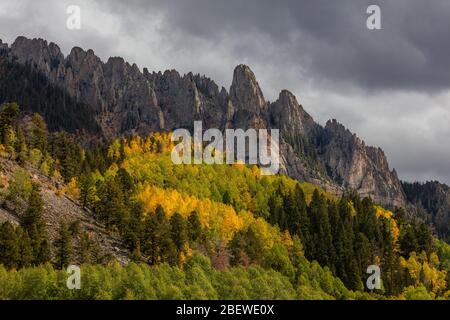 Les aiguilles d'Ophir, comme vu de la Skyway de San Juan à l'automne, Colorado Banque D'Images