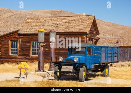 Un vieux camion dans une station-service du parc historique de l'État de Bodie, en Californie Banque D'Images