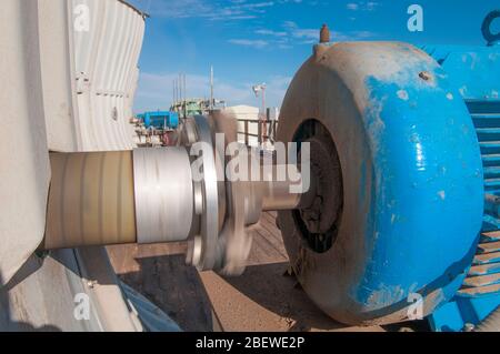 moteur 480 volts, 250 hp pour déplacer les pales d'un ventilateur géant d'une tour de refroidissement dans une centrale géothermique, mouvement flou dans l'arbre Banque D'Images