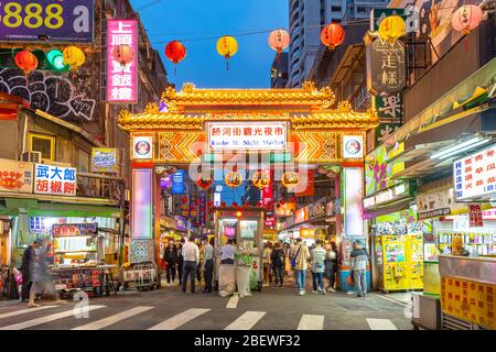 Taipei, Taiwan - 29 mars 2020 : vue nocturne de l'entrée du marché de nuit de la rue Raohe, l'un des marchés de nuit les plus anciens et les plus célèbres de Taipei, Banque D'Images