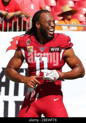 10 novembre 2019 ; Tampa, FL USA ; le grand receveur des Arizona Cardinals Larry Fitzgerald (11) sourit avant un match de la NFL contre les Tampa Bay Buccaneers à Raym Banque D'Images