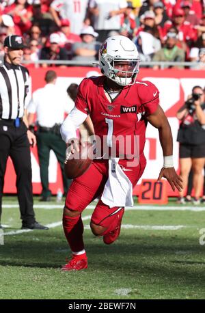 10 novembre 2019 ; Tampa, FL USA ; Arizona Cardinals Quarterback et premier tirage de la sélection Kyler Murray (1) sort de la poche lors d'un match NFL. Banque D'Images