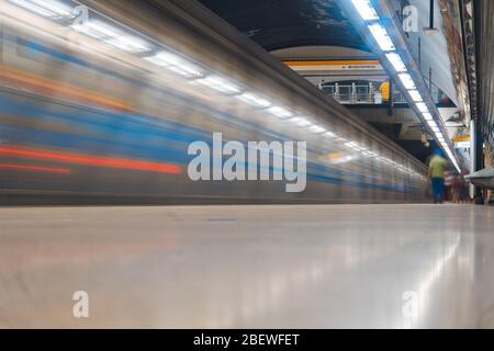 SANTIAGO, CHILI - FÉVRIER 2020: Un train Metro de Santiago en ligne 2 Banque D'Images