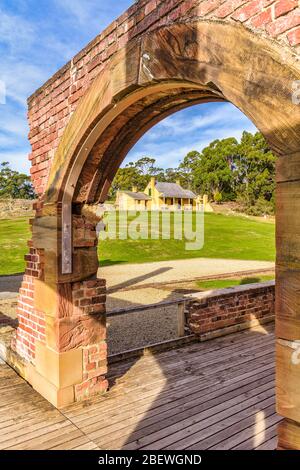 Smith O'Brian's Cottage, vue de l'arche de l'hôpital de Port Arthur, colonie pénale historique en Tasmanie. Banque D'Images