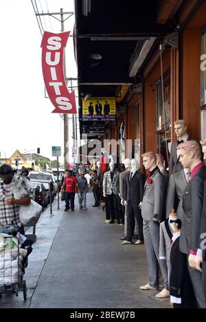 LOS ANGELES, CA/USA - 19 JUIN 2017 : les acheteurs, les vendeurs et les mannequins de vêtements s'alignent sur le trottoir du quartier de la mode de Los Angeles. Banque D'Images