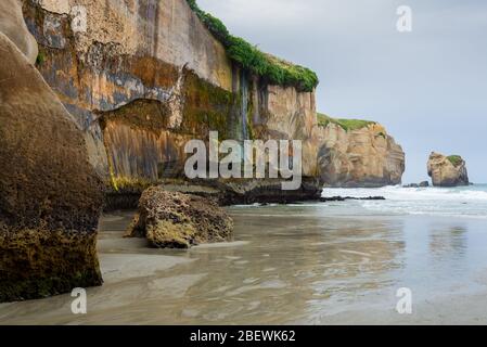 Tunnel Beach entouré par les falaises de grès près de Dunedin en Nouvelle-Zélande Banque D'Images