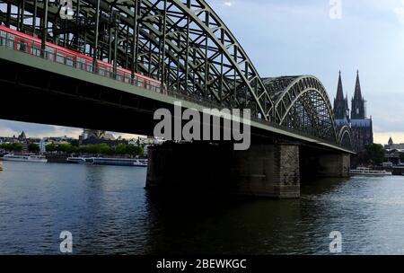 Pont Hohenzoller sur le Rhin avec cathédrale de Cologne en arrière-plan.Cologne.Allemagne Banque D'Images