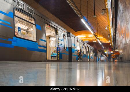 SANTIAGO, CHILI - FÉVRIER 2020: Un train Metro de Santiago en ligne 2 Banque D'Images