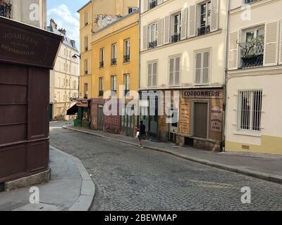 Paris, France. 12 avril 2020. Une rue résidentielle et commerciale dans le quartier de Montmartre à Paris. Les façades des magasins étaient préparées pour le tournage, qui, selon les informations des médias, devaient être interrompues en raison de restrictions de sortie en France. Les restrictions imposées à la suite de la pandémie de coronavirus sont en vigueur depuis la mi-mars et ont été prorogés jusqu'au 11 mai. (À dpa: 'World War II film mis à Paris est inactif en raison de la crise corona ') crédit: Christian Böhmer/dpa/Alay Live News Banque D'Images