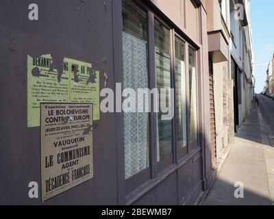 Paris, France. 12 avril 2020. Une rue résidentielle et commerciale dans le quartier de Montmartre à Paris. Les façades des magasins étaient préparées pour le tournage, qui, selon les informations des médias, devaient être interrompues en raison de restrictions de sortie en France. Les restrictions imposées à la suite de la pandémie de coronavirus sont en vigueur depuis la mi-mars et ont été prorogés jusqu'au 11 mai. (À dpa: 'World War II film mis à Paris est inactif en raison de la crise corona ') crédit: Christian Böhmer/dpa/Alay Live News Banque D'Images