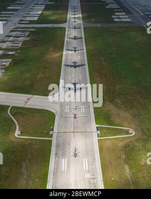 Une marine américaine MH-60 KNIGHTHAWK, U.S. Air Force RQ-4 Global Hawk, Navy MQ-4 C Triton, Air Force B-52 StratoFortress, et KC-135 Stratotankers stationnés à la base aérienne d'Andersen, à Guam, effectuent une « promenade à l'éléphant » le 13 avril 2020. La promenade Elephant Walk montre la capacité et la capacité de la 36ème Escadre à produire de l'air de combat à un moment donné pour assurer la stabilité régionale dans tout l'Indo-Pacifique Photo de la Force aérienne par le premier Airman Michael S. Murphy) Banque D'Images