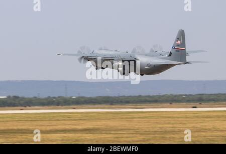 Les aviateurs de la 317ème Escadre Airlift et de la 7ème Escadre Bomb ont tenu un exercice virtuel pour discuter de la façon de réagir efficacement à un Super Hercules C-130 J simulé transportant un passager soupçonné de présenter des symptômes COVID-19 sur la ligne de vol de la base de la Force aérienne Dyess, Texas, le 27 mars, 2020. Les personnes participant à la formation ont parlé de chaque étape de la façon dont elles répondraient en toute sécurité à l'incident et de mettre en quarantaine correctement la personne tout en fournissant les soins médicaux nécessaires. (ÉTATS-UNIS Photo de la Force aérienne par le Sgt. David Owsianka) Banque D'Images