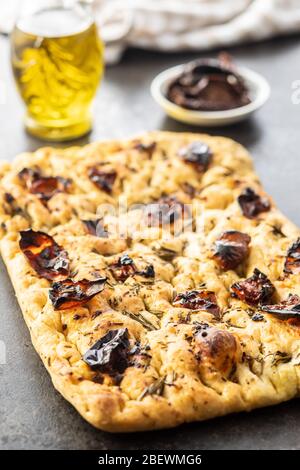 Focaccia italienne maison. Pâtisseries italiennes traditionnelles avec tomates séchées. Banque D'Images