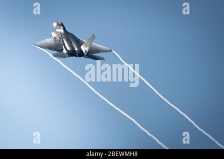 Josh Gunderson, commandant de l'équipe de démonstration de Raptor F-22 et pilote de la Force aérienne américaine, pilote une démonstration de pratique à la base conjointe Langley-Eustis, Virginie, 6 avril 2020. L'équipe de démonstration F-22 pratique ses performances chaque semaine à la BJLE pour maintenir ses compétences pendant la pandémie. (ÉTATS-UNIS Photo de la Force aérienne par le lieutenant Sam Eckholm) Banque D'Images