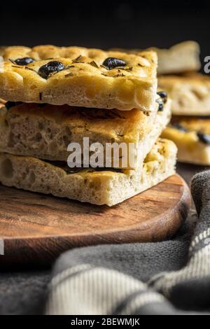 Focaccia italienne maison. Pâtisseries italiennes traditionnelles avec olives noires. Banque D'Images