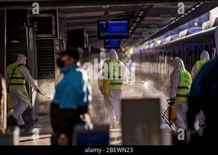 Buenos Aires, capitale fédérale, Argentine. 15 avril 2020. Les protocoles de nettoyage et de désinfection dans les trains, les autobus et les espaces publics, dans la ville de Buenos Aires, pour contrer la pandémie de Coronavirus est essentiel, et maintenant plus puisque la mesure de l'isolement social préventif et obligatoire s'étend jusqu'au 23 avril crédit: Roberto Almeida Aveledo/ZUMA Wire/Alay Live News Banque D'Images