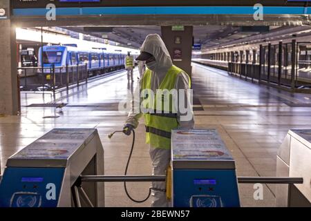 Buenos Aires, capitale fédérale, Argentine. 15 avril 2020. Les protocoles de nettoyage et de désinfection dans les trains, les autobus et les espaces publics, dans la ville de Buenos Aires, pour contrer la pandémie de Coronavirus est essentiel, et maintenant plus puisque la mesure de l'isolement social préventif et obligatoire s'étend jusqu'au 23 avril crédit: Roberto Almeida Aveledo/ZUMA Wire/Alay Live News Banque D'Images