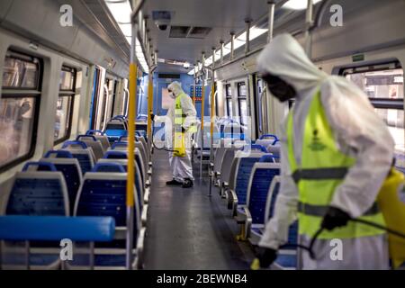 Buenos Aires, capitale fédérale, Argentine. 15 avril 2020. Les protocoles de nettoyage et de désinfection dans les trains, les autobus et les espaces publics, dans la ville de Buenos Aires, pour contrer la pandémie de Coronavirus est essentiel, et maintenant plus puisque la mesure de l'isolement social préventif et obligatoire s'étend jusqu'au 23 avril crédit: Roberto Almeida Aveledo/ZUMA Wire/Alay Live News Banque D'Images