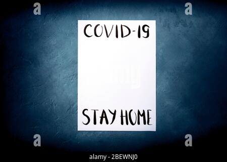 Modèle de conception du coronavirus avec le séjour à la maison message et espace de copie, lettrage manuscrit Banque D'Images