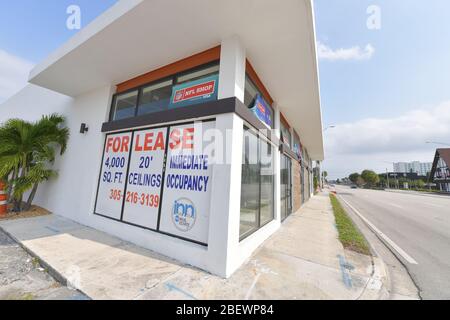 FORT LAUDERDALE, FLORIDE - 12 AVRIL : la boutique NFL se ferme après l'annulation de la saison NFL pour 2020 le 12 avril 2020 à fort Lauderdale, Floride personnes : NFL Store Banque D'Images
