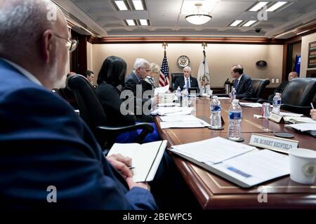 Washington, États-Unis d'Amérique. 9 avril 2020. Le vice-président Mike Pence rencontre des membres du Groupe de travail sur le coronavirus de la Maison Blanche jeudi 9 avril 2020 dans la salle de situation de la Maison Blanche. Personnes: Vice-président Mike Pence crédit: Groupe médias de tempêtes/Alay Live News Banque D'Images