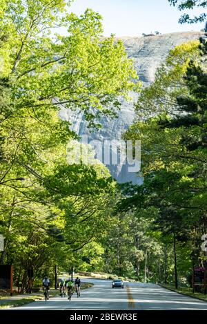 Les cyclistes apprécient une belle journée de printemps au Stone Mountain Park à Atlanta, Géorgie. (ÉTATS-UNIS) Banque D'Images