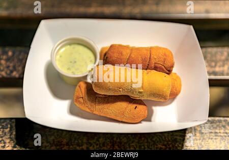 Vue de dessus d'une plaque en papier avec tequenos, populaire bâtonnets de pain frit au Venezuela farcis avec queso blanco, d'un camion alimentaire à Austin, Texas USA Banque D'Images