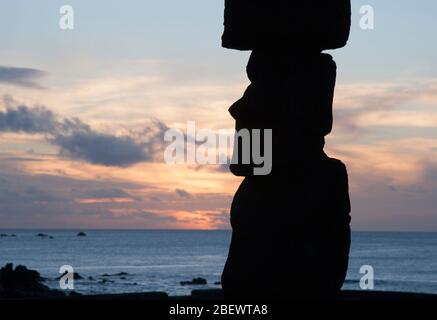 Silhouette de moai à AHU Tahai, partie du complexe de cérémonies Tahai sur la côte de l'île de Pâques Banque D'Images