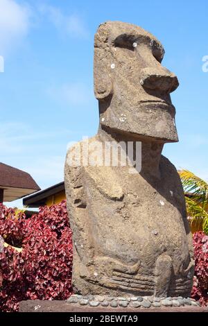 Statue de moai contemporaine du sculpteur Manuel Tuki à l'aéroport international de Mataveri sur l'île de Pâques Banque D'Images