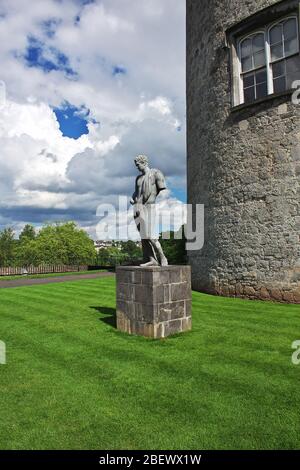 Kilkenny / Irlande - 02 août 2013 : la statue du château de Kilkenny, la forteresse ancienne, Irlande Banque D'Images