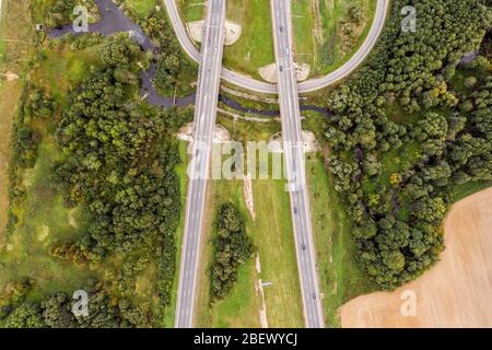 Vue aérienne sur une autoroute avec des voitures en mouvement. Photographie de drone de route de pays en Biélorussie Europe Banque D'Images