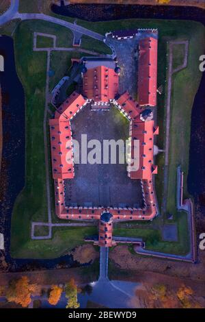 Vue aérienne du château de Nesvish en Biélorussie. Visites touristiques en Biélorussie. Ancien château européen d'en haut Banque D'Images
