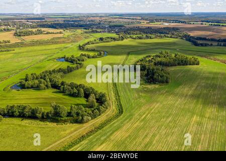 Vue aérienne sur la campagne en europe rurale. Tourné en Biélorussie avec un drone Banque D'Images
