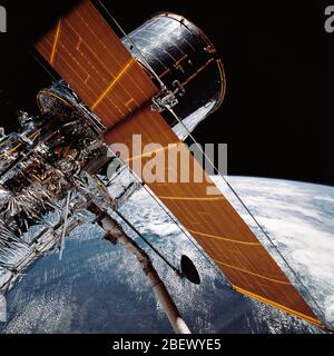 (25 avril 1990) --- La plus grande partie de l'immense télescope spatial Hubble (HST) peut être vu comme il est en suspension dans l'espace par la découverte spatiale (RMS) après le déploiement d'une partie de ses panneaux solaires et d'antennes. Banque D'Images