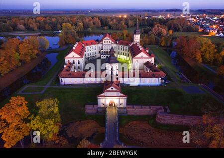 Vue aérienne du château de Nesvizh, Biélorussie. Attractions touristiques en Biélorussie. Vieux château en automne après l'aube Banque D'Images