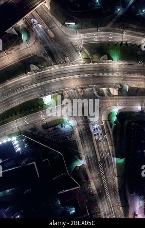 Vue aérienne sur l'intersection de la route de la ville la nuit. Voitures de transport de nuit à Minsk en Biélorussie Banque D'Images