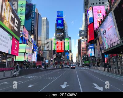 New York, États-Unis. 11 avril 2020. Presque déserté est le Times Square, qui est bien occupé. (À dpa : « la tropole dans la crise silencieuse - que fait la pandémie à New York ? ») Crédit: Benno Schwinghammer/dpa/Alay Live News Banque D'Images
