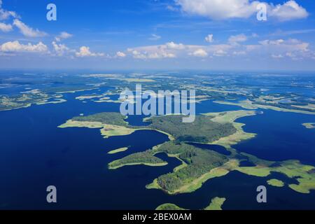 Paysage des lacs aériens. Parc national des lacs Braslaw. La nature estivale d'un drone Banque D'Images