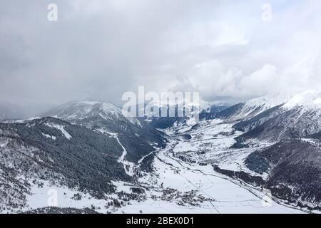 Vallée de montagne à Svaneti Géorgie. Hiver à Svaneti. Montagnes du Caucase Banque D'Images