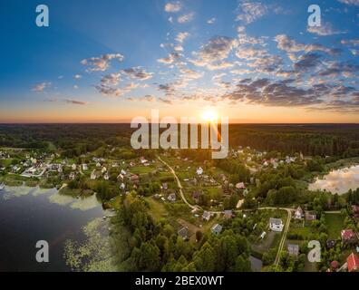 Magnifique coucher de soleil sur les lacs braslaw en Biélorussie. Village à Braslaw avec soleil couchant et rayons du soleil. Banque D'Images