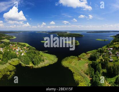 Paysage rural avec un immense lac. Photographie aérienne des lacs Braslaw. Parc national de Biélorussie Banque D'Images