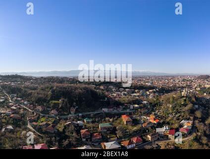 Vue aérienne de Kutaisi. La vieille ville de Kutaisi et l'église de Mtsvanekvavila. Ville dans le pays de Géorgie Banque D'Images